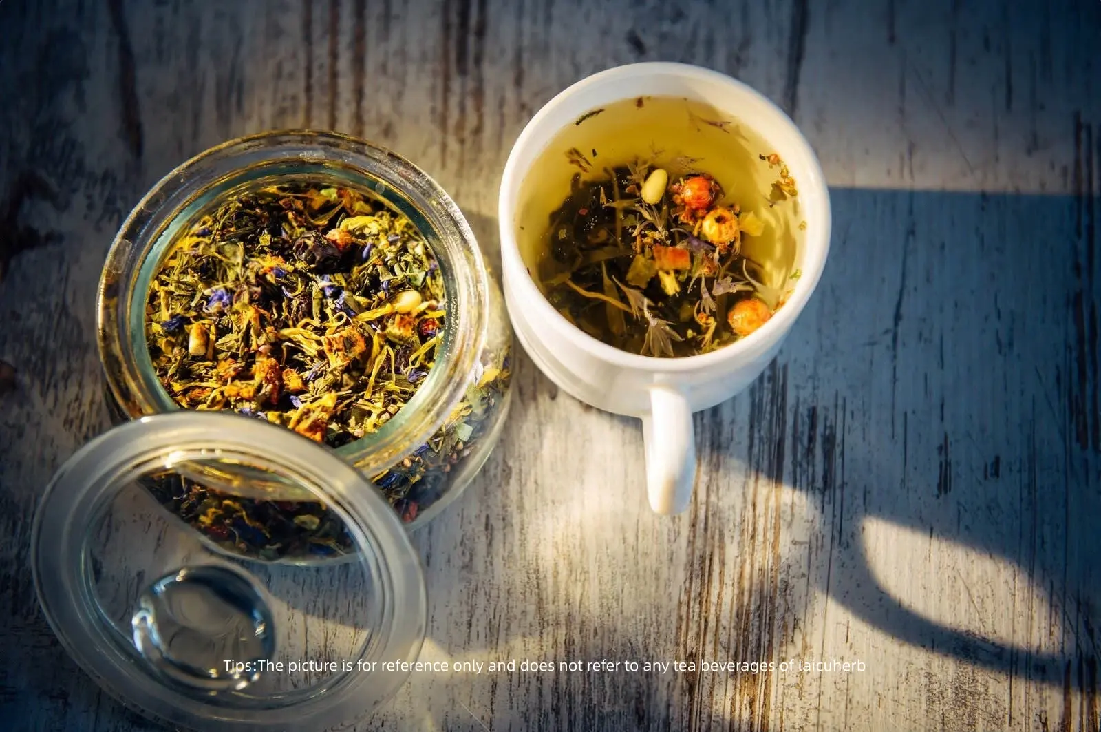 A blend of green tea leaves, flowers, berries and pine nuts A blend of green tea leaves, flowers, berries and pine nuts