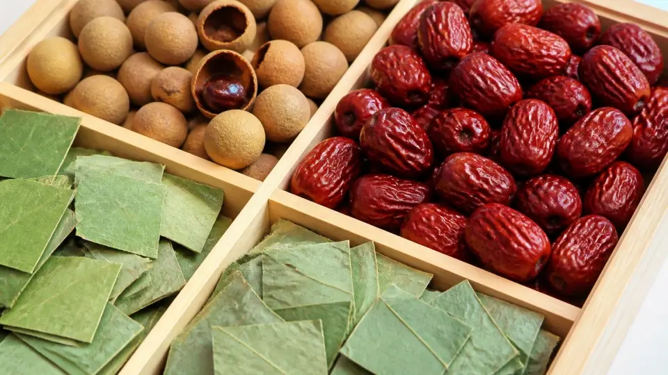 Pristine and sorted whole-cut raw herbs inside a clean sorting tray emphasizing clean sourcing